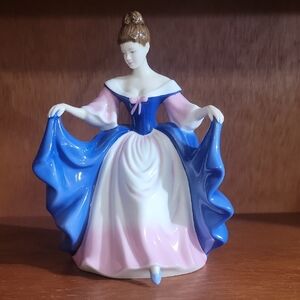 Royal Doulton Pretty Ladies 'Sara" HN4720 Figurine Bone China England 2004